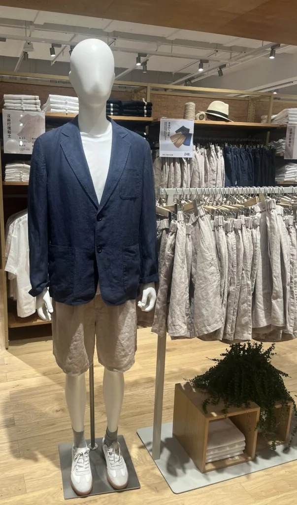 Butikkens eget billede: blå blazer, hvid T-shirt og lyse shorts på en mannequin i butikken